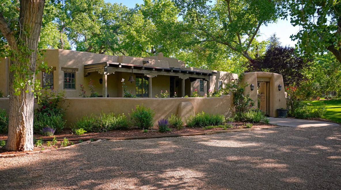 Front view of a flat-roofed luxury home in the Tinnin Farms Neighborhood.