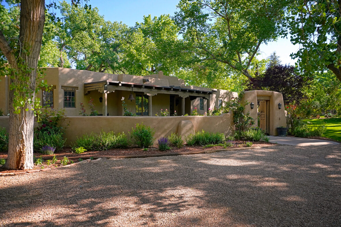 Front view of a flat-roofed luxury home in the Tinnin Farms Neighborhood.
